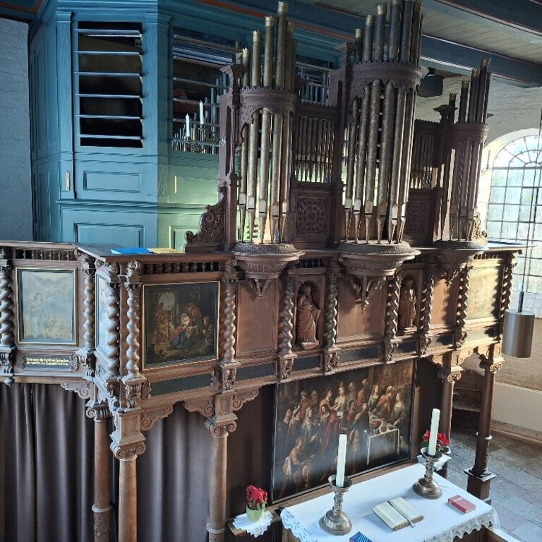 Blick auf die Orgel der Marienkirche in Hohn von der Gegenempore aus Blick auf die Orgel der Marienkirche in Hohn im Kirchenkreis Rendsburg-Eckernförde von der Gegenempore aus
