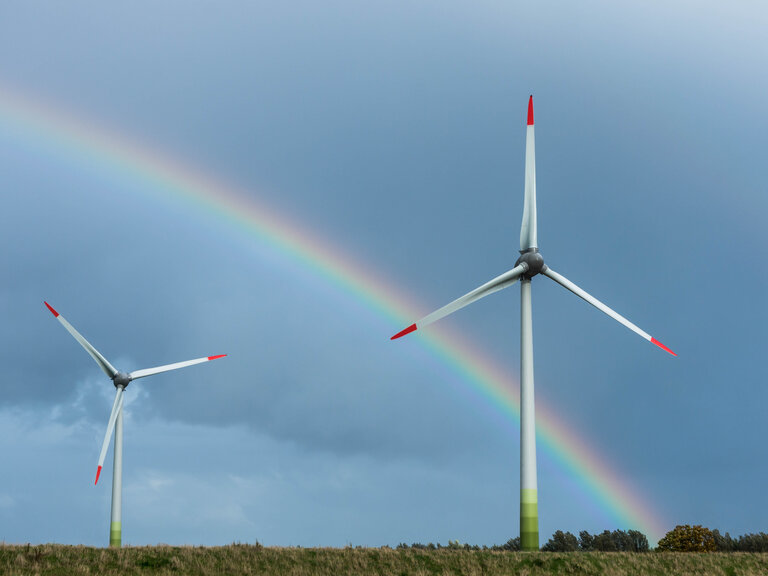 Windräder in der Landschaft