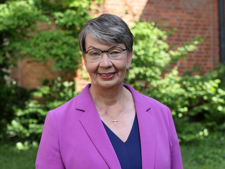 Porträt von Landesbischöfin Kristina Kühnbaum-Schmidt Porträt von Landesbischöfin Kristina Kühnbaum-Schmidt