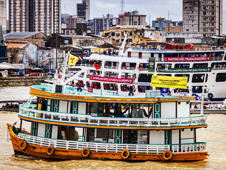 Proteste auf dem Wasser bei Weltklimakonferenz COP30 in Belem Proteste auf dem Wasser bei Weltklimakonferenz COP30 in Belem